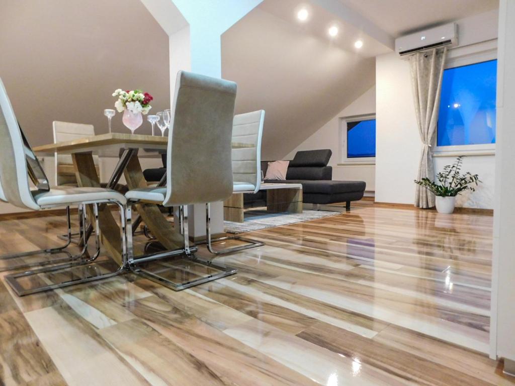 Apartman Lara u Otočcu — Dnevni boravak