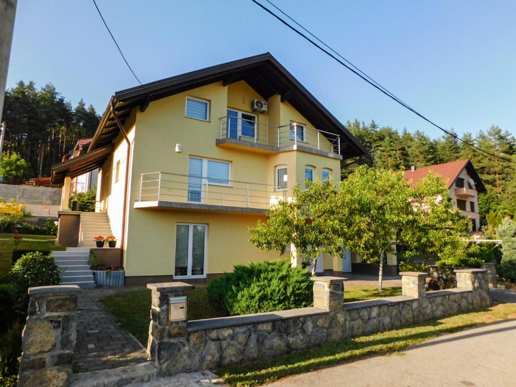 Apartman Lara u Otočcu — Kuća i okućnica